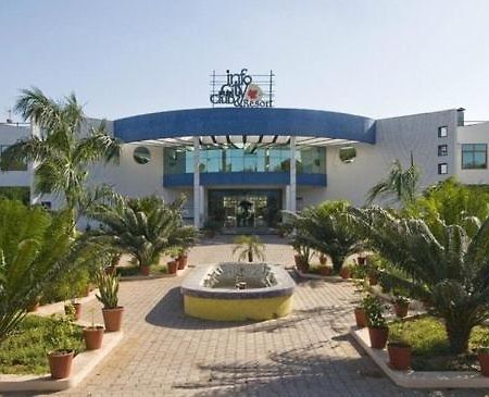 Infocity Club And Resort Gandhinagar Kültér fotó