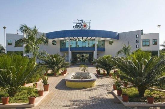Infocity Club And Resort Gandhinagar Kültér fotó