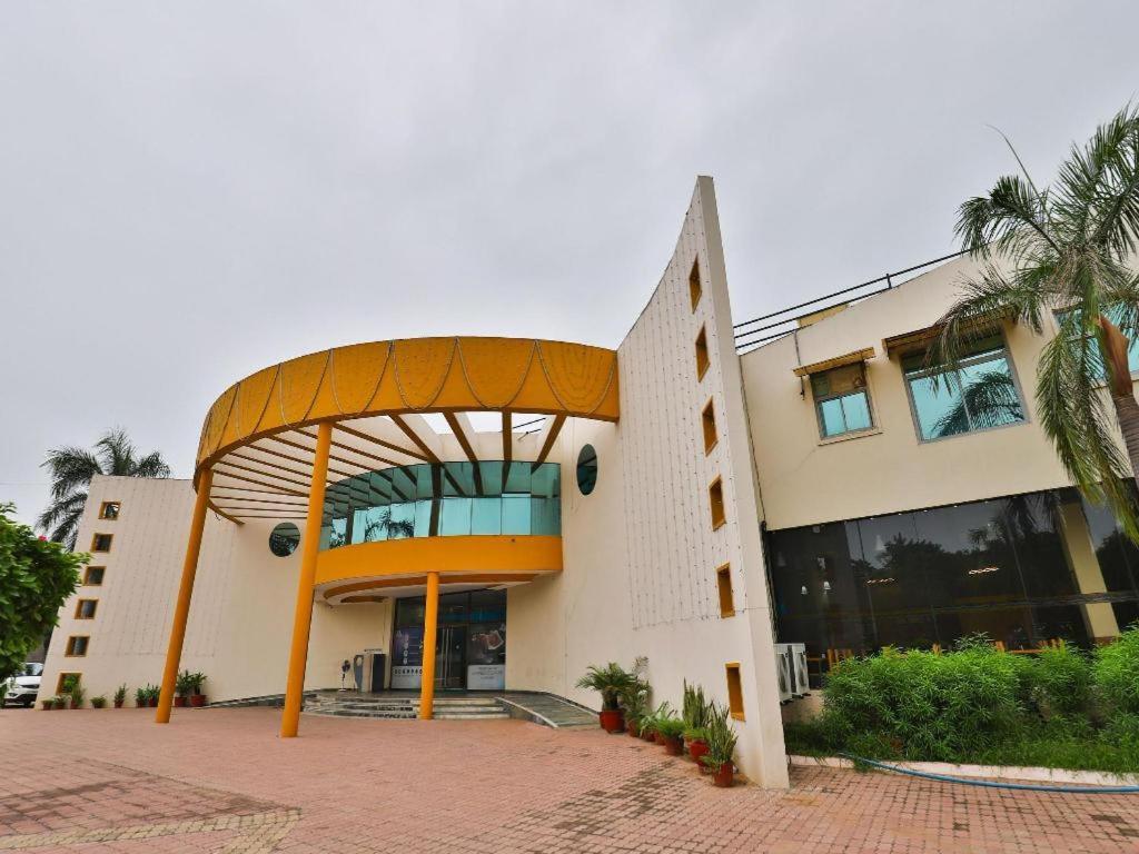 Infocity Club And Resort Gandhinagar Kültér fotó